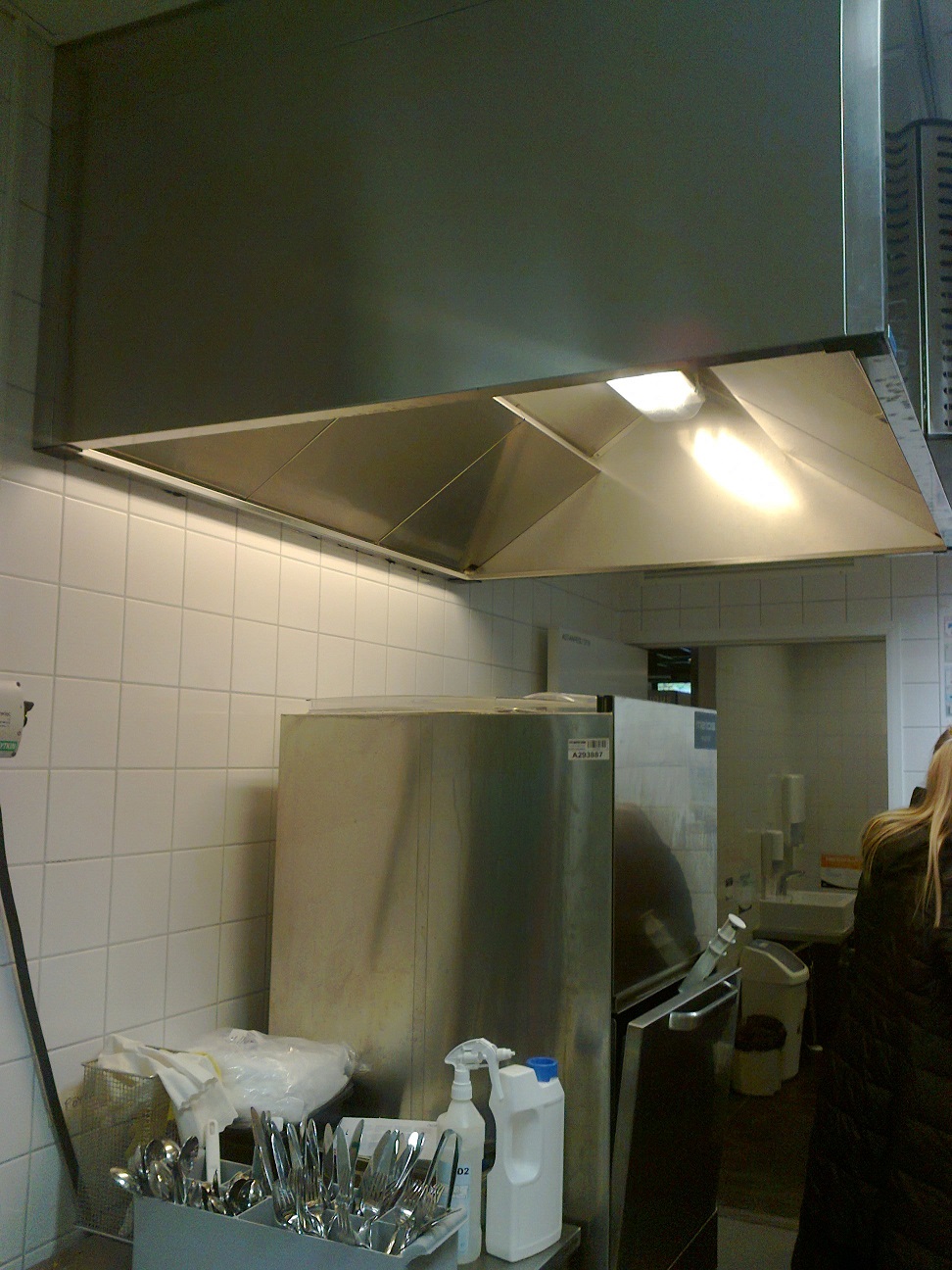 Вытяжной зонт над посудомоечной машиной. Фотография оригинальная, Jeven Финляндия 2014 год.